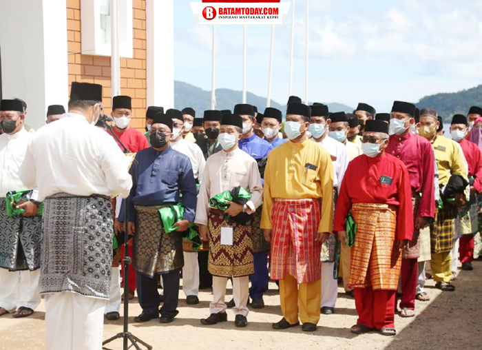 Bupati Kepulauan Anambas saat melantik dewan hakim